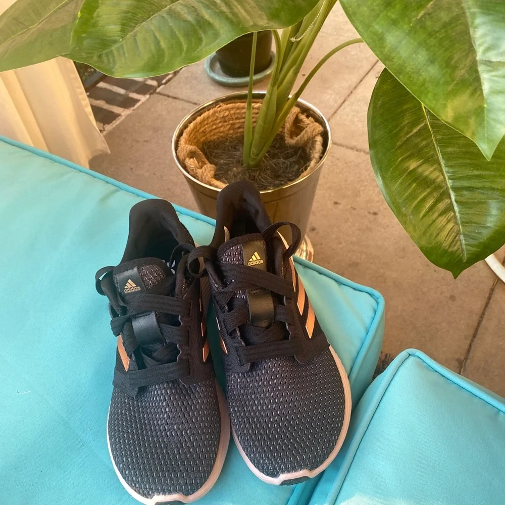 Adidas bounce kids sneakers size 4.5 EUC